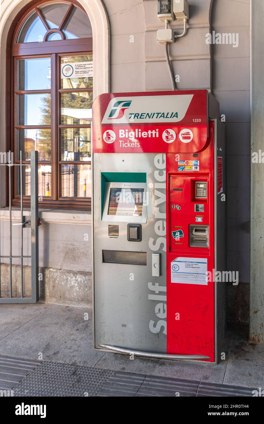 Fossano, Italie - 22 février 2022 : distributeur automatique de billets Trenitalia. Opérateur ferroviaire en Italie de Ferrovie dello Stato (chemins de fer publics). S Banque D'Images