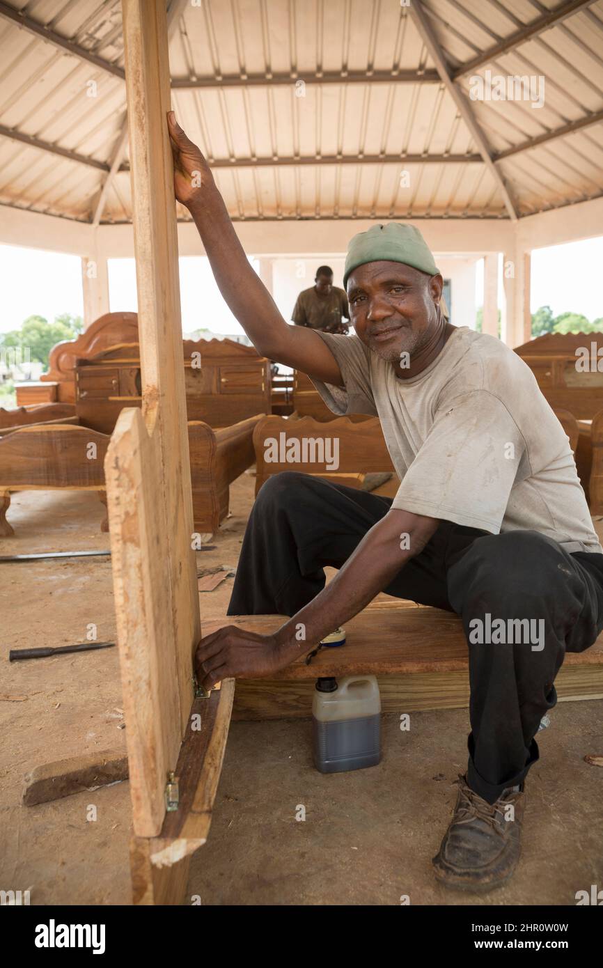 Homme adulte menuiserie africaine en bois dans un atelier de menuiserie à Kolda, Sénégal, Afrique de l'Ouest. Banque D'Images