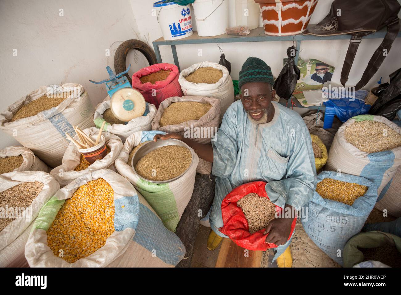 Un vendeur vend des céréales et des légumineuses à sa stalle de Kolda, au Sénégal, en Afrique de l'Ouest. Banque D'Images