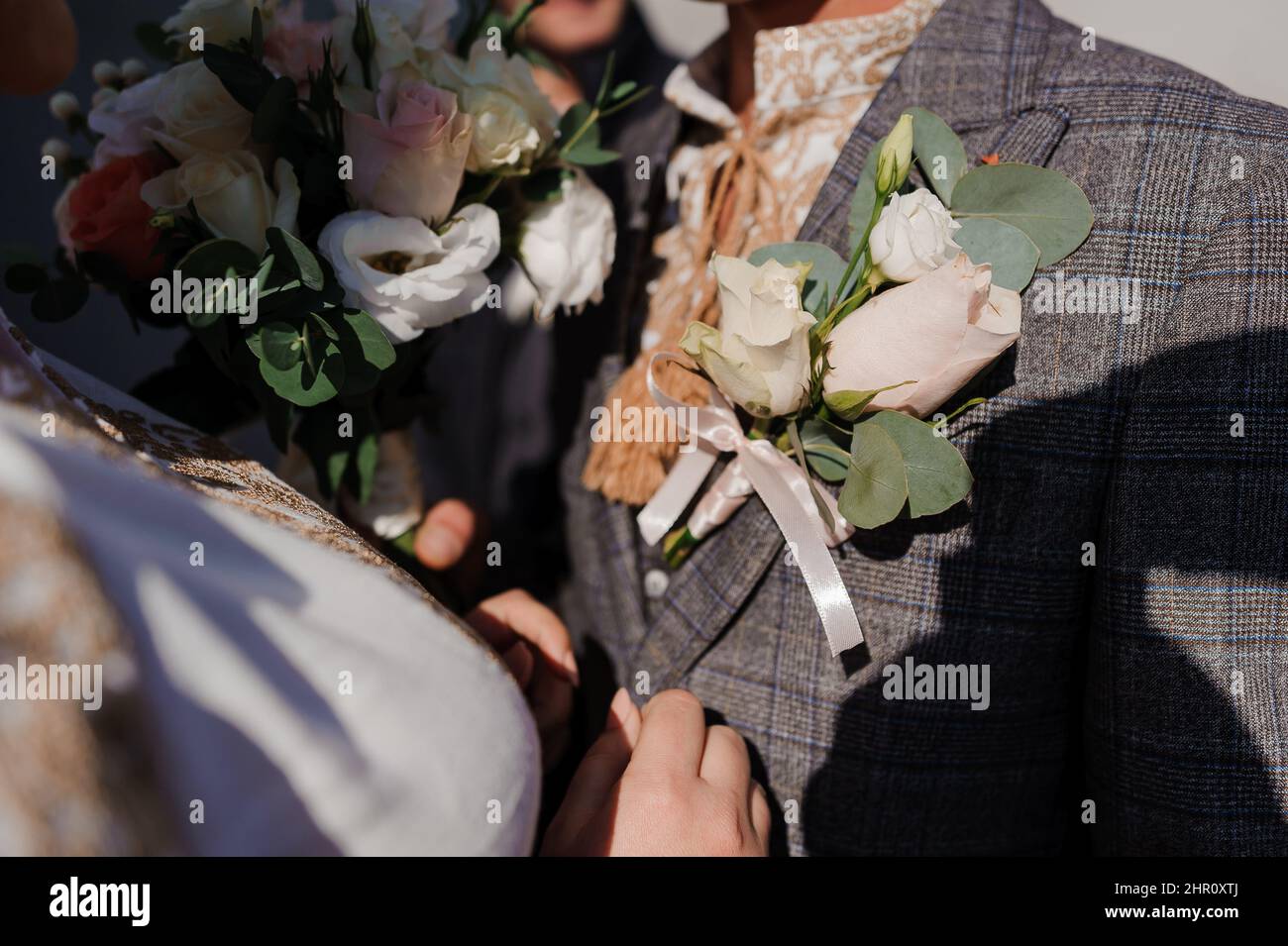 Boutonnière sur la veste du marié Banque D'Images