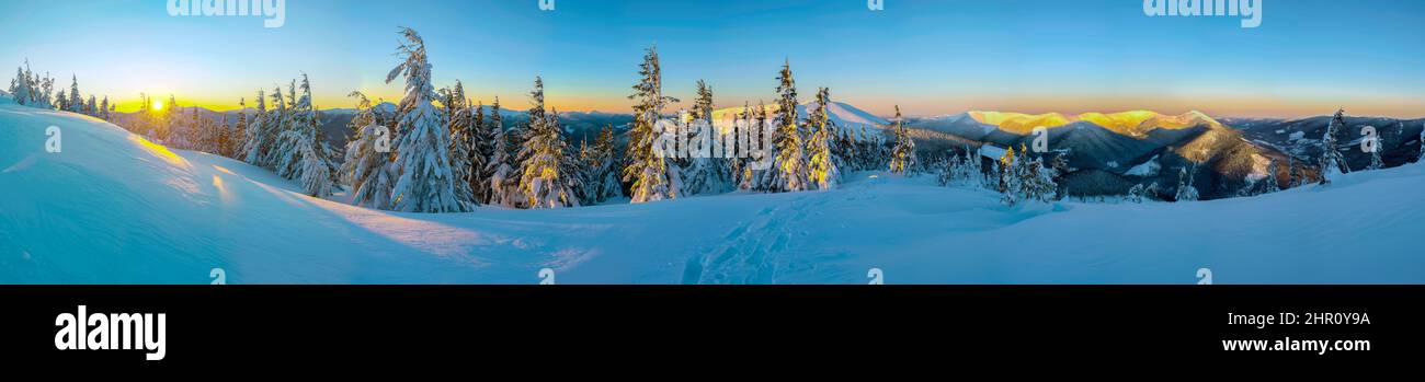 beau panorama d'hiver dans les montagnes une journée ensoleillée Banque D'Images
