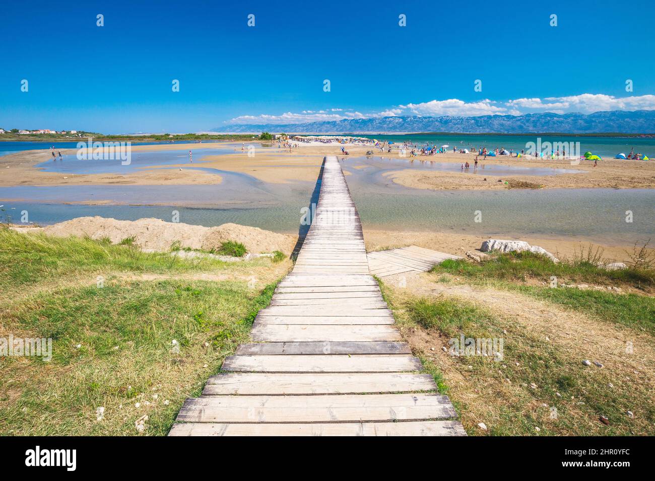 La plage de la Reine avec de la boue péloïde médicinale dans la ville de Nin, le comté de Zadar en Croatie, en Europe. Banque D'Images