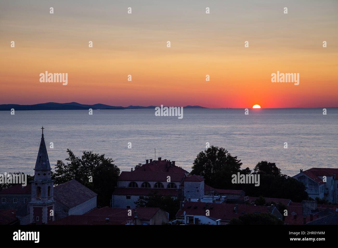 Magnifique coucher de soleil sur la mer Adriatique à la ville croate de Zadar, Europe. Banque D'Images
