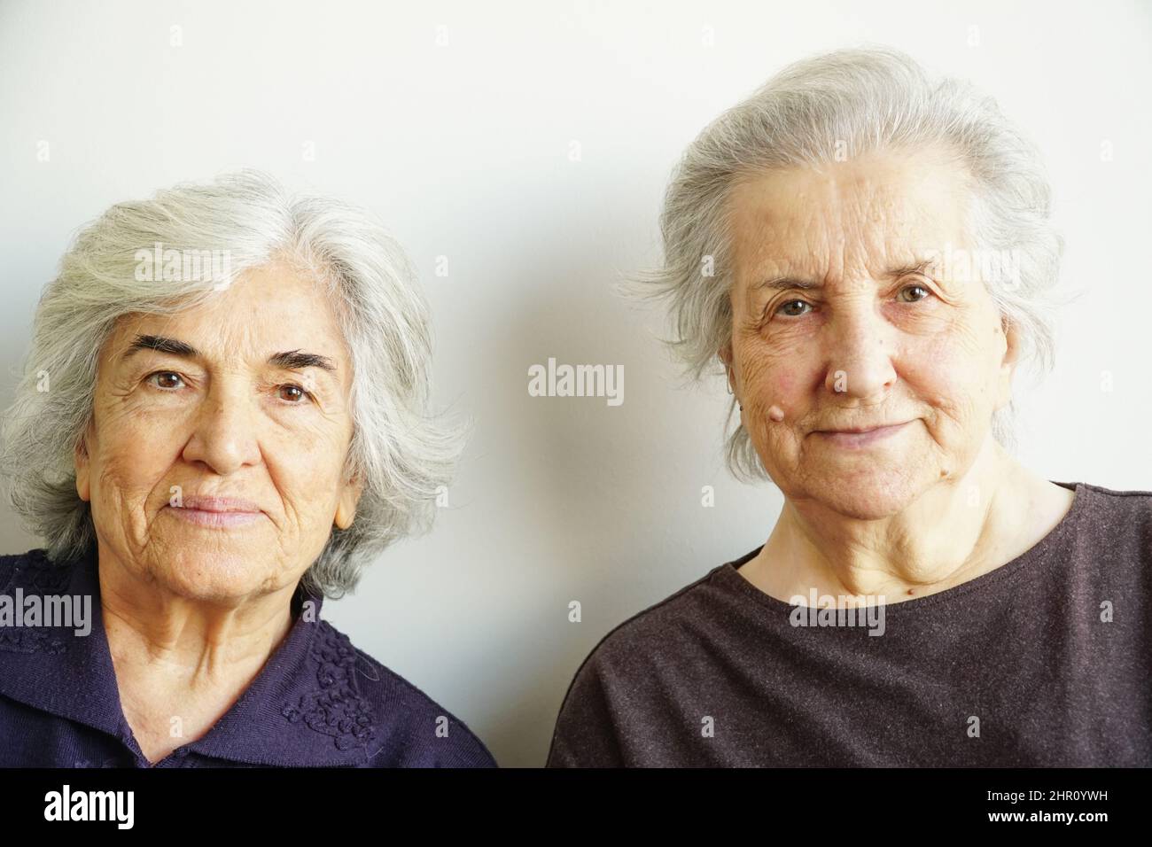 Portrait des femmes âgées. Portrait de vieilles femmes souriant et regardant l'appareil photo. Femmes âgées concept pour la fête des mères et la journée des femmes. Fête des femmes. Banque D'Images