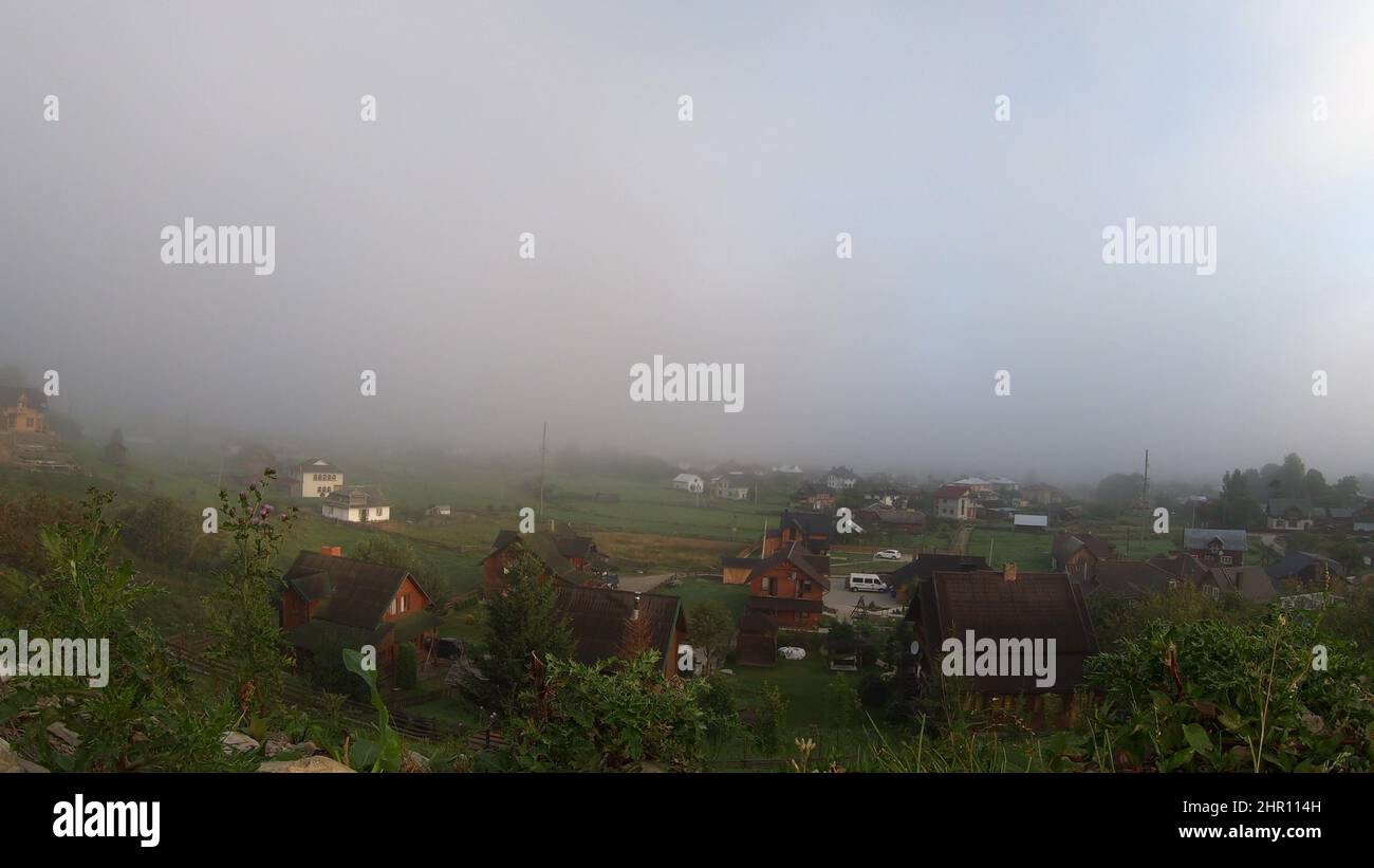 Le brouillard matinal se dissipe dans les montagnes des Carpates. Banque D'Images