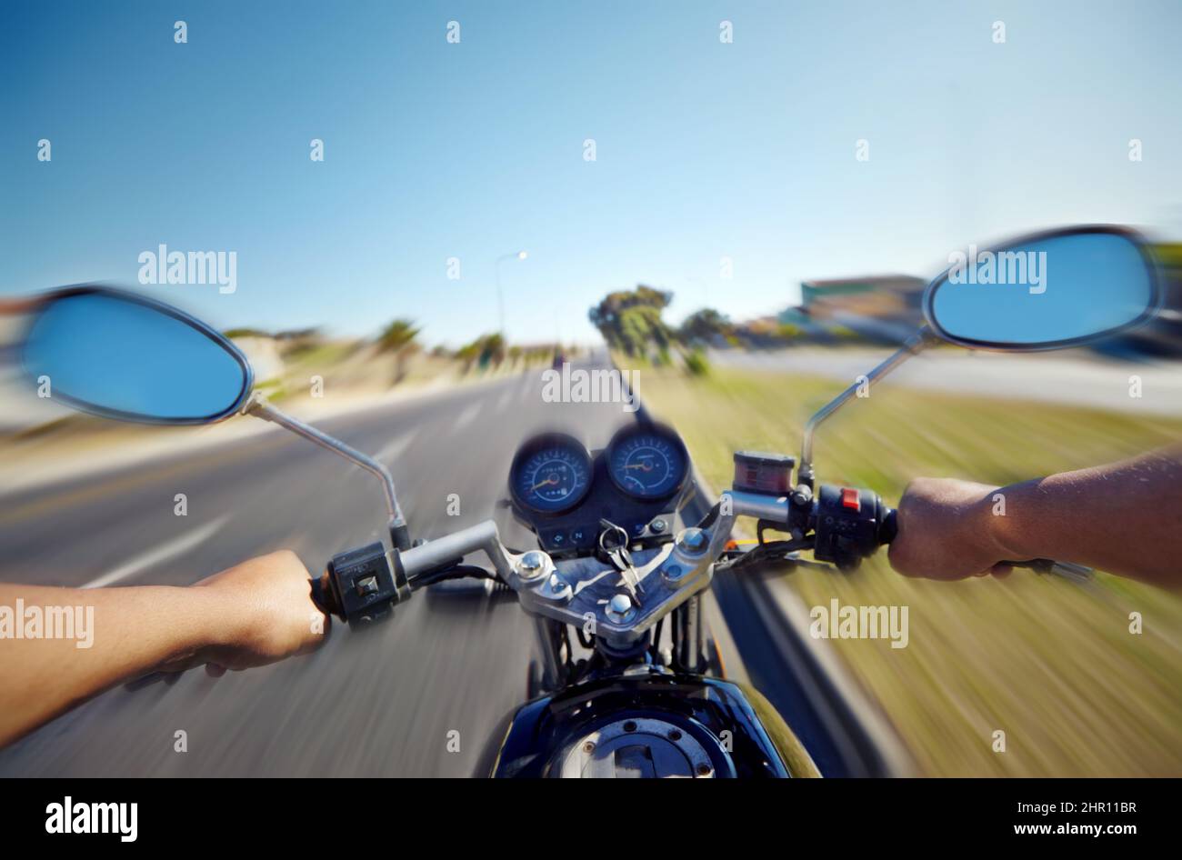 Croisière sur l'autoroute. Plan de POV d'une personne à moto. Banque D'Images