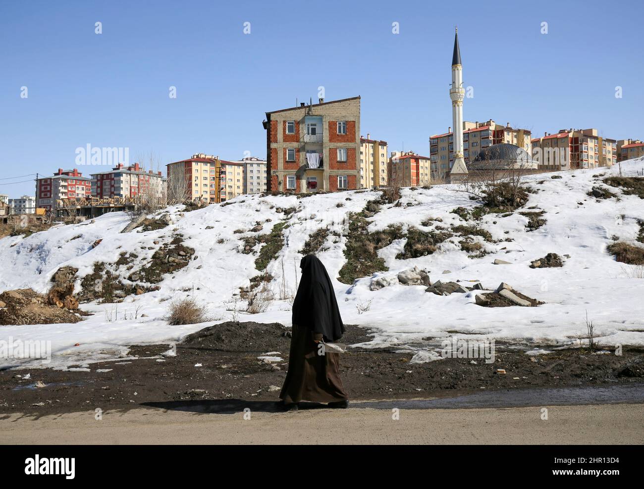 Erzurum, Istanbul, Turquie. 24th févr. 2022. Les gens du coin marchent dans les rues d'un quartier pauvre d'Erzurum. Erzurum est une ville conservatrice dans la partie orientale de la Turquie. (Credit image: © Serkan Senturk/ZUMA Press Wire) Banque D'Images