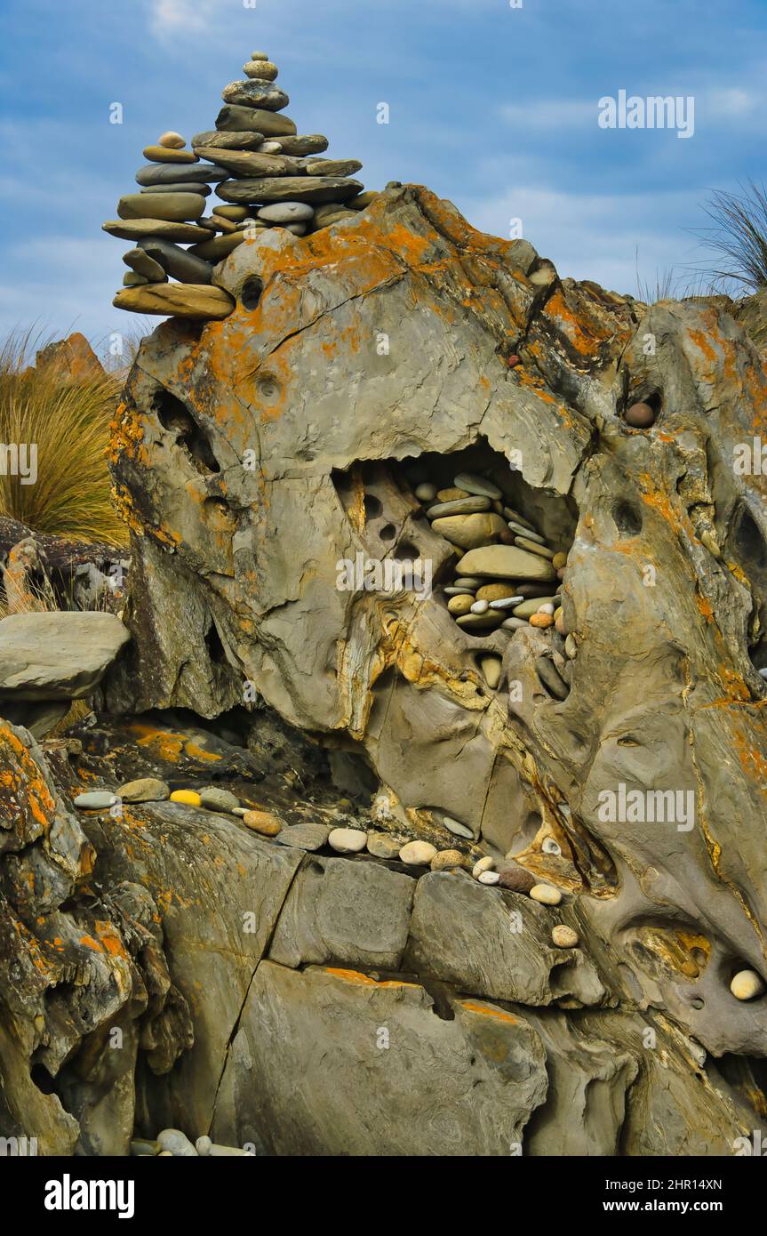 Art des terres incroyable et fragile avec pierres et galets lisses sur un rocher à Cape Conran, Victoria, Australie Banque D'Images