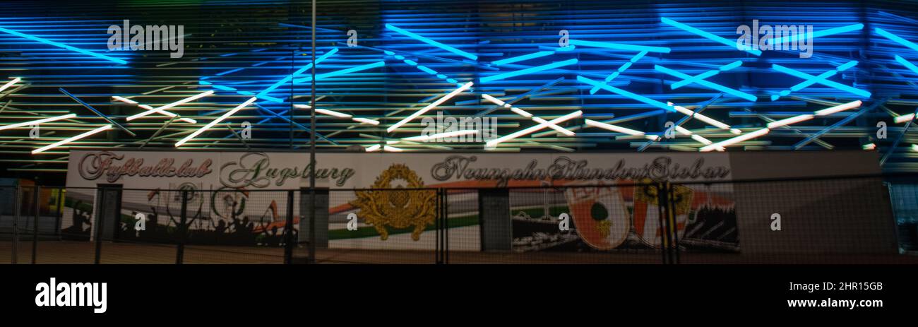Augsbourg, Allemagne. 24th févr. 2022. La façade de la WWK Arena est éclairée par des tubes fluorescents jaune et bleu. Le club de football de Bundesliga FC Augsburg, qui joue ses jeux à domicile ici, veut faire preuve de solidarité avec l'Ukraine de cette façon. Credit: Stefan Puchner/dpa/Alay Live News Banque D'Images