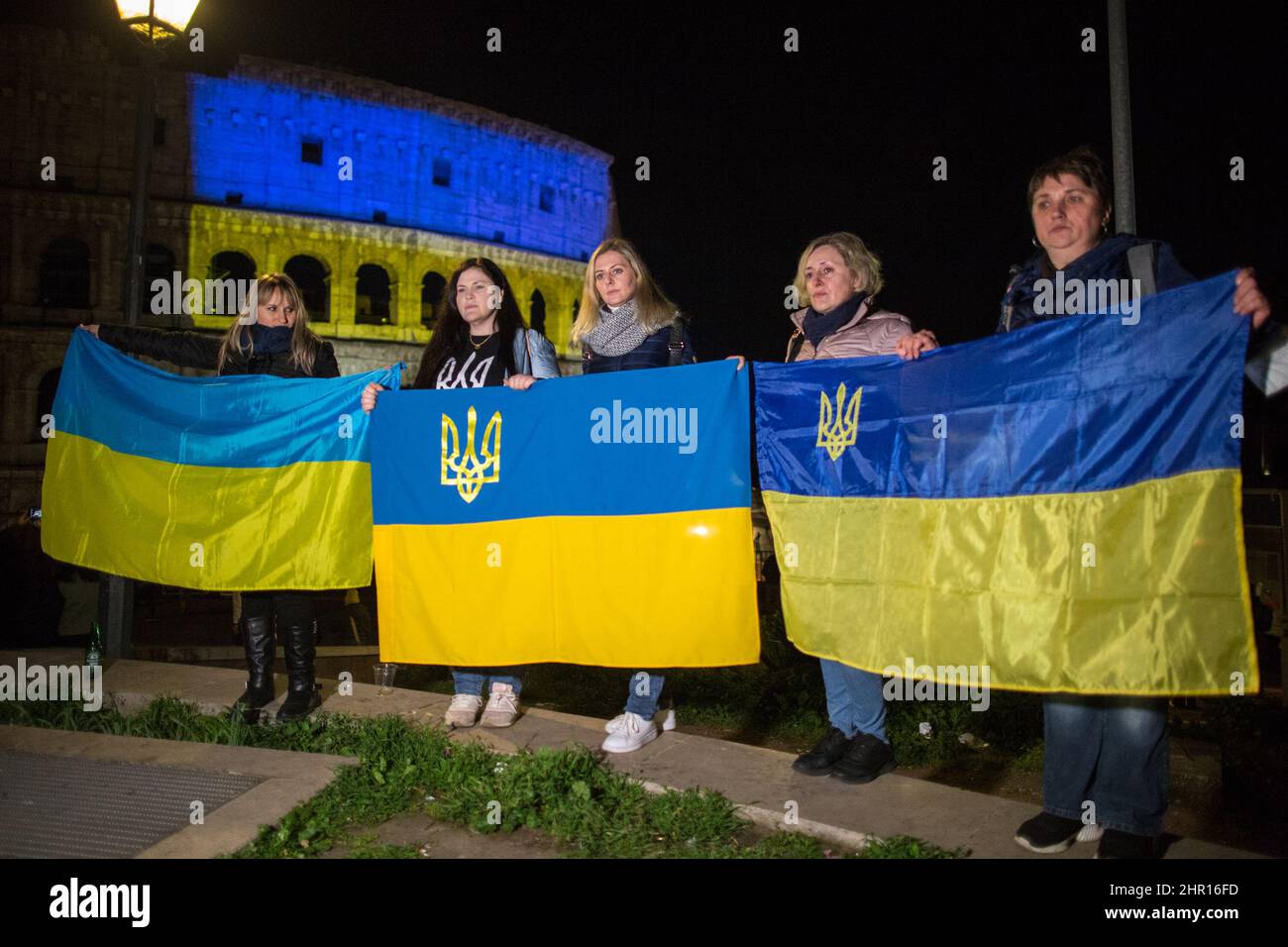 Rome Roma, Italie Italia. 24th févr. 2022. Rome, 24th février 2022. Le drapeau de l'Ukraine a été projeté sur les murs du Colisée de Rome, où les habitants de la Communauté ukrainienne se sont réunis pour brandir leurs drapeaux de protestation contre la guerre contre l'Ukraine déclarée tôt ce matin par le Président du russe, Vladimir Poutine. Crédit : LSF photo/Alamy Live News Banque D'Images