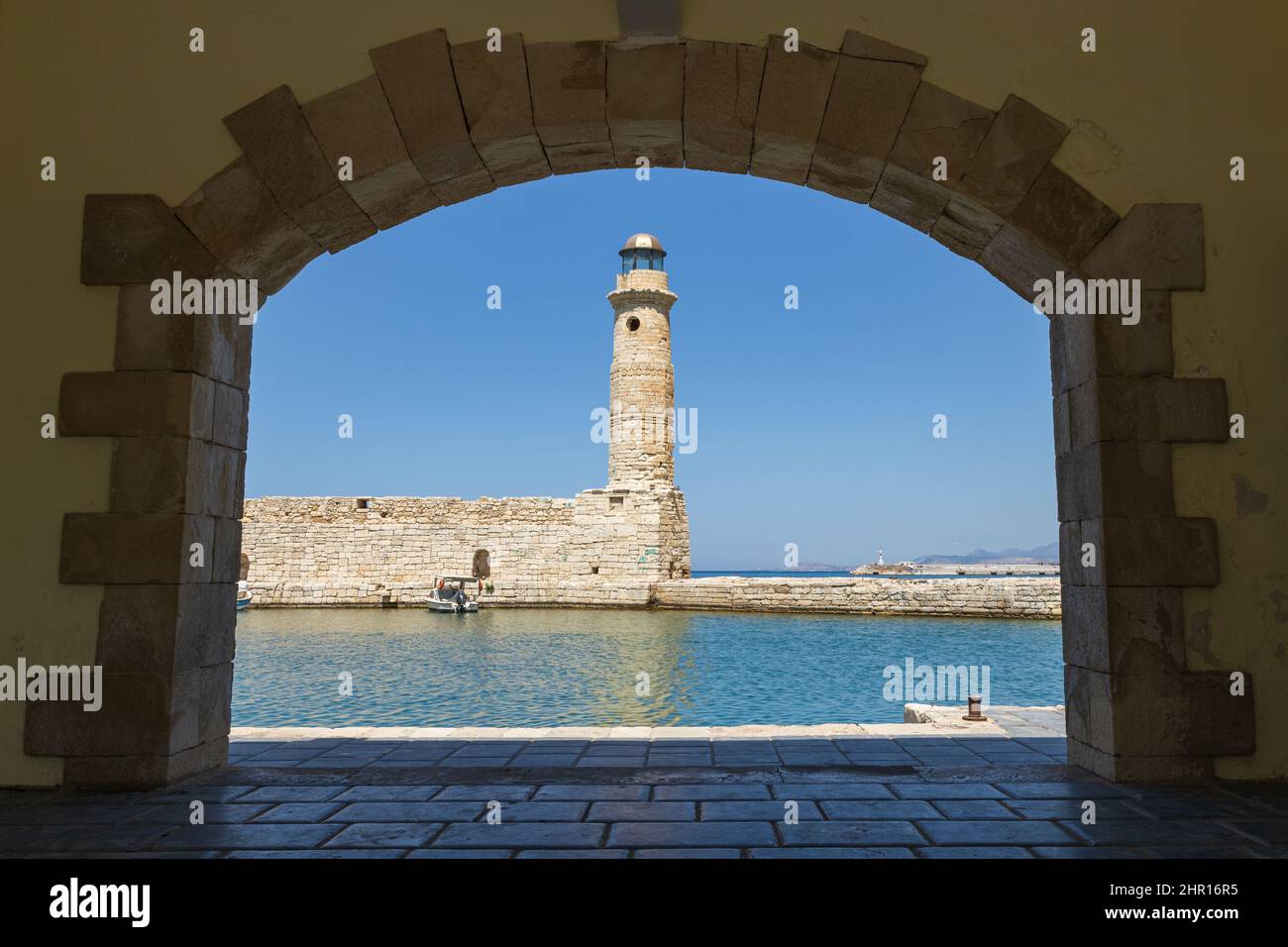Vieux port de Rethimno à travers un cadre d'une porte, Crète, Grèce Banque D'Images