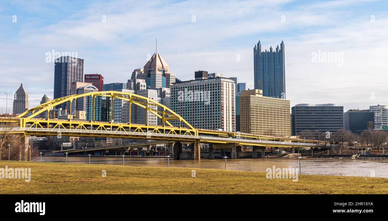 Le pont fort Duquesne s'étend sur une rivière boueuse Allegheny reliant le côté nord au centre-ville de Pittsburgh, Pennsylvanie, États-Unis Banque D'Images