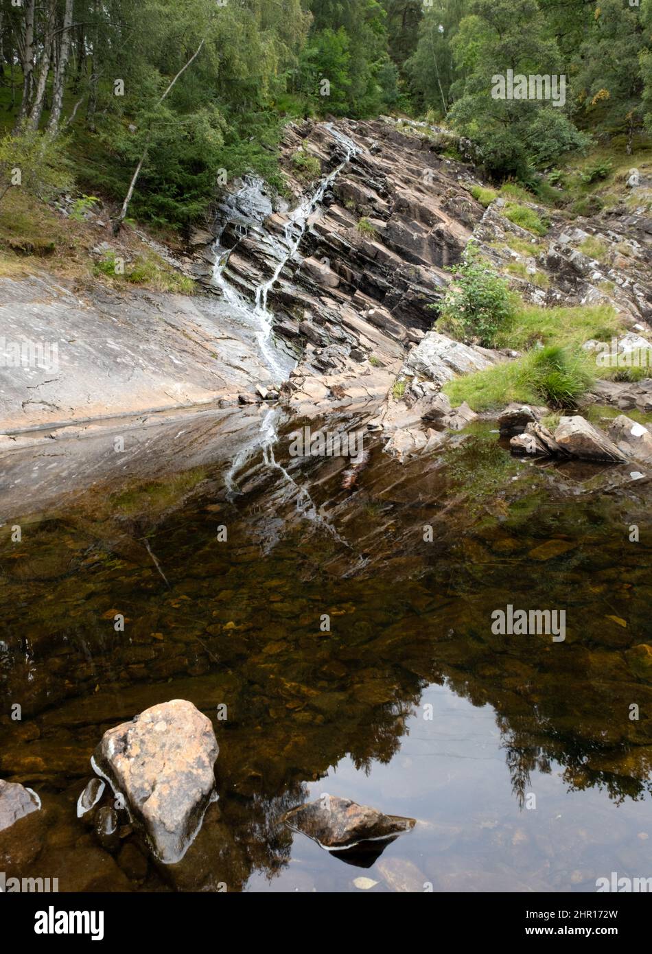 Regarder la chute d'eau de Kinloch Rannoch vers Meall Breac à Rannoch, Écosse, Royaume-Uni Banque D'Images