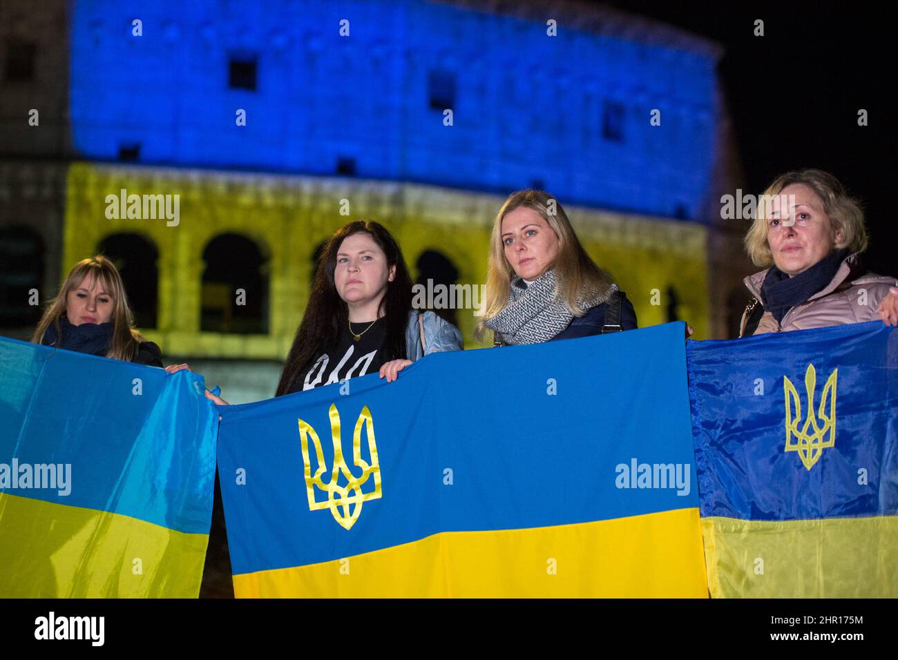 Rome Roma, Italie Italia. 24th févr. 2022. Rome, 24th février 2022. Le drapeau de l'Ukraine a été projeté sur les murs du Colisée de Rome, où les habitants de la Communauté ukrainienne se sont réunis pour brandir leurs drapeaux de protestation contre la guerre contre l'Ukraine déclarée tôt ce matin par le Président du russe, Vladimir Poutine. Crédit : LSF photo/Alamy Live News Banque D'Images