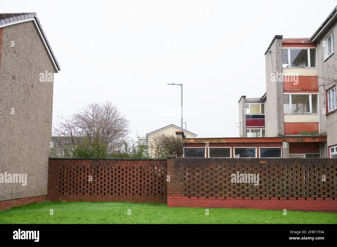 Maison de conseil abandonnée dans un bidonville de logements pauvres avec de nombreuses questions de protection sociale à Aberdeen Banque D'Images