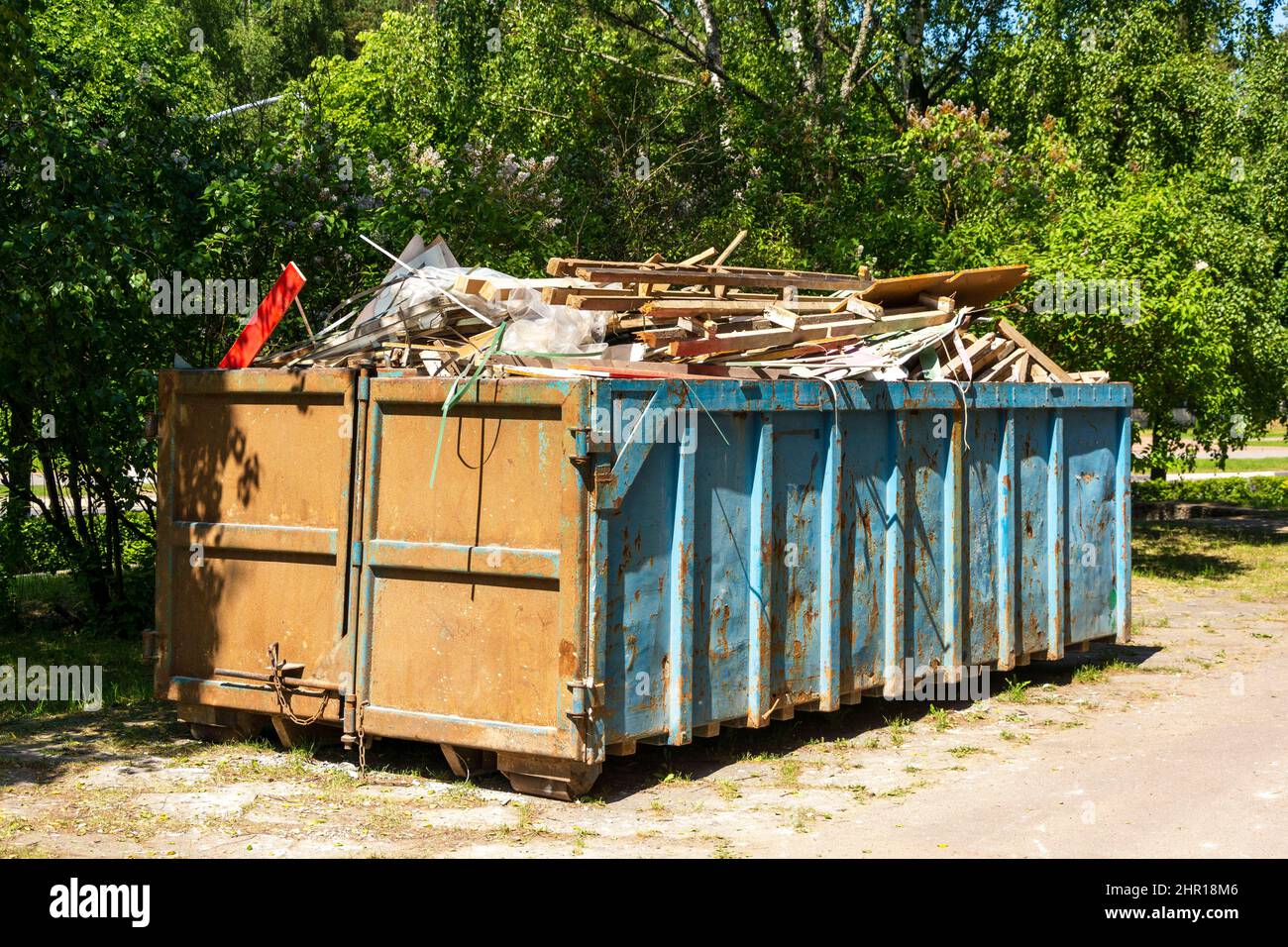 conteneur à ordures équipé pour le transport par camion, rempli de débris de construction grand conteneur en fer, déchets de construction. Banque D'Images