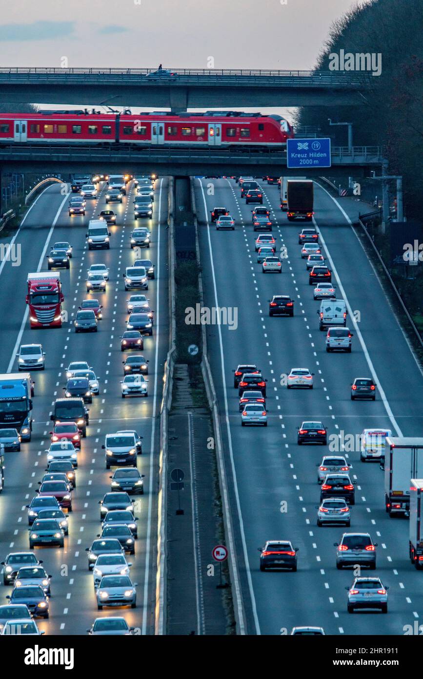 L'autoroute A3, circulation en soirée sur 6 voies, train local S-Bahn, traversée de l'autoroute, en direction de Düsseldorf, avant l'autoroute Hilden Banque D'Images