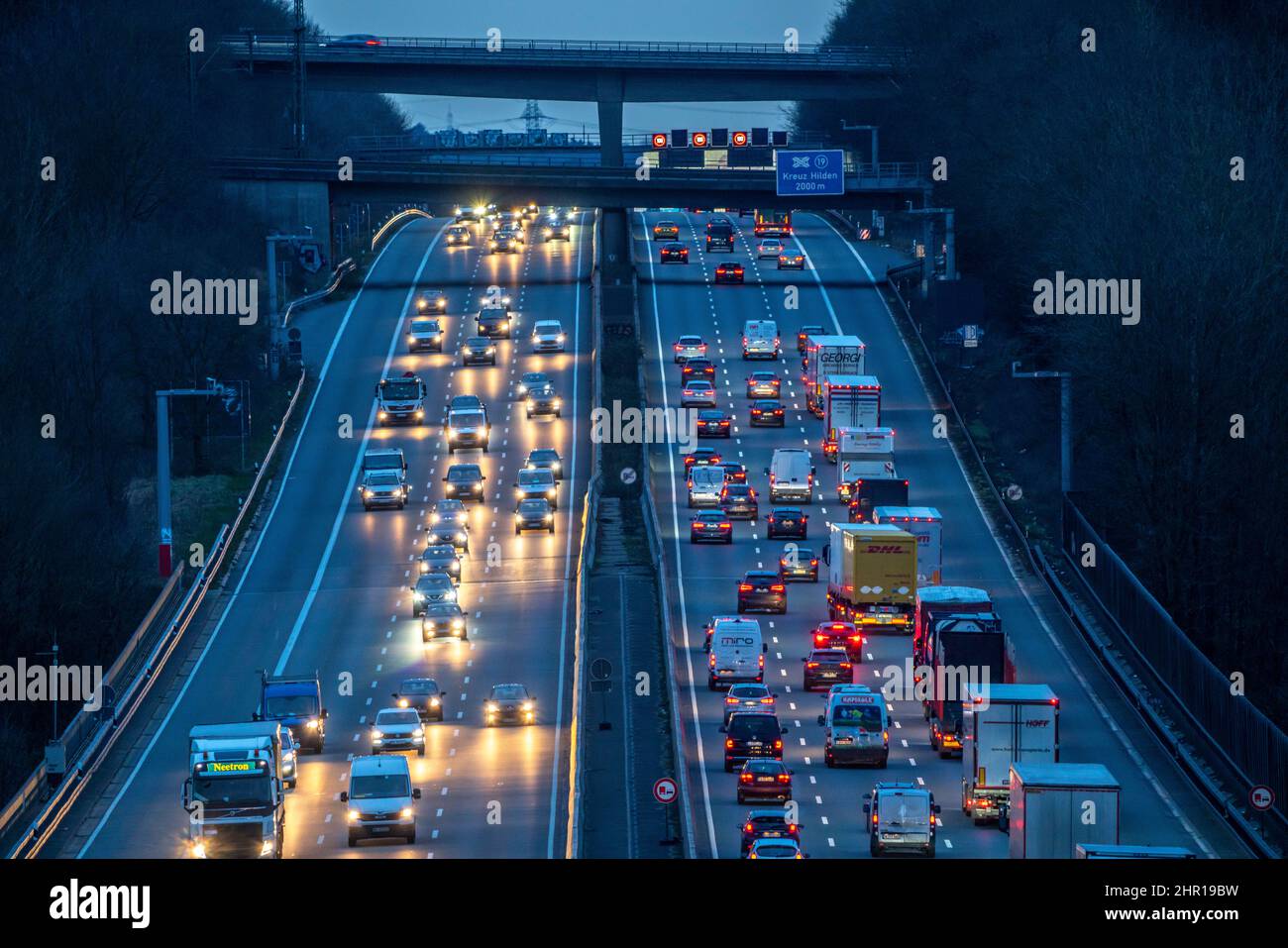 L'autoroute A3, circulation en soirée sur 6 voies, avant l'échangeur de Hilden, en direction du sud, près d'Erkrath, NRW, Allemagne. Banque D'Images