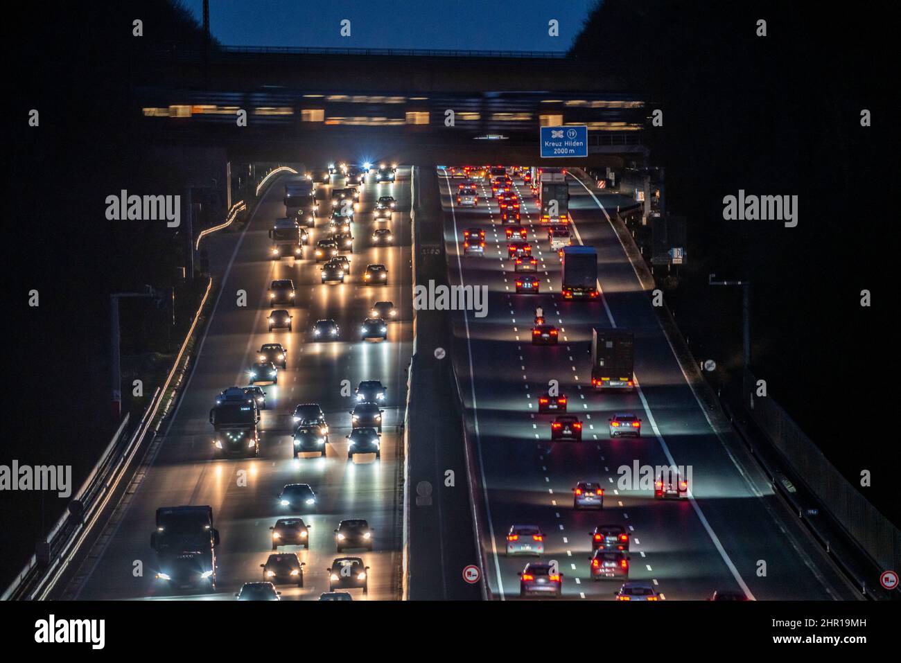 L'autoroute A3, circulation en soirée sur 6 voies, train de banlieue RRX, traversée de l'autoroute, en direction de Düsseldorf, avant le Hilden mot Banque D'Images