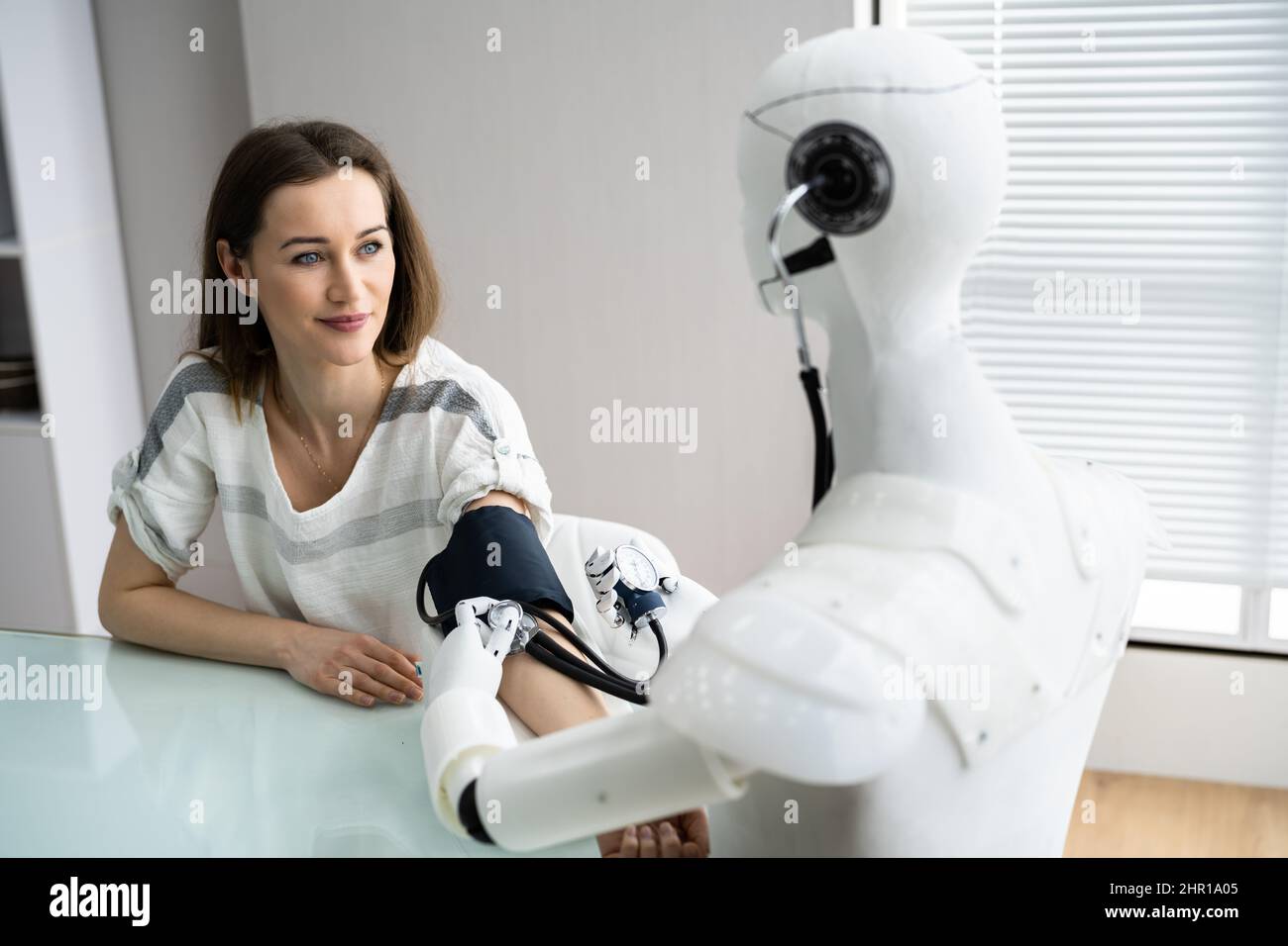 Vérification de la pression artérielle par robot Doctor Banque D'Images