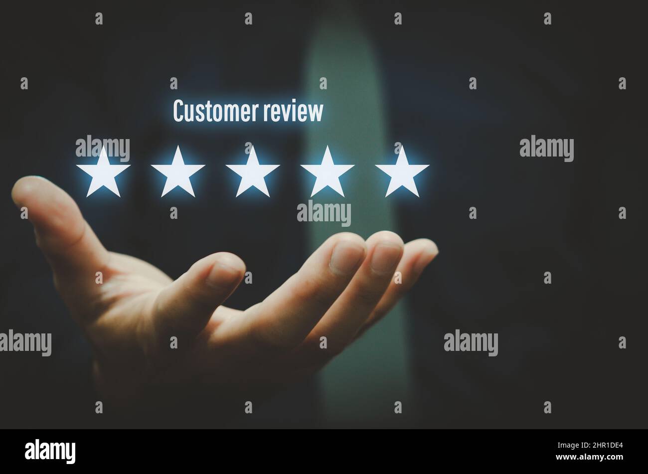 Concept d'avis client excellent service pour la satisfaction cinq étoiles avec l'écran tactile de l'homme d'affaires. Banque D'Images