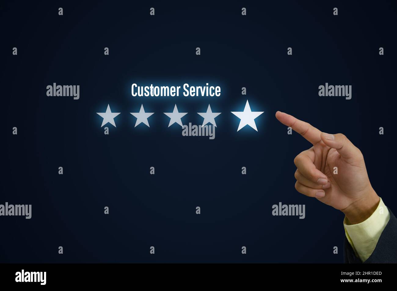 Concept de service client excellent service pour la satisfaction cinq étoiles avec l'écran tactile homme d'affaires. Banque D'Images