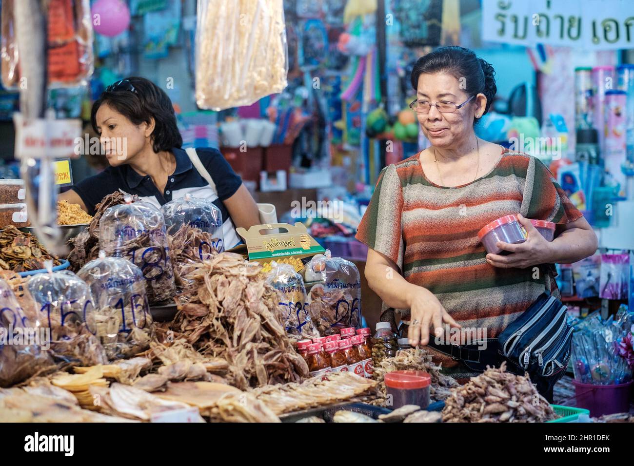 Scène urbaine de Chatchai marché couvert à Hua Hin. Hua Hin est l'une des destinations de voyage les plus populaires en Thaïlande. Banque D'Images