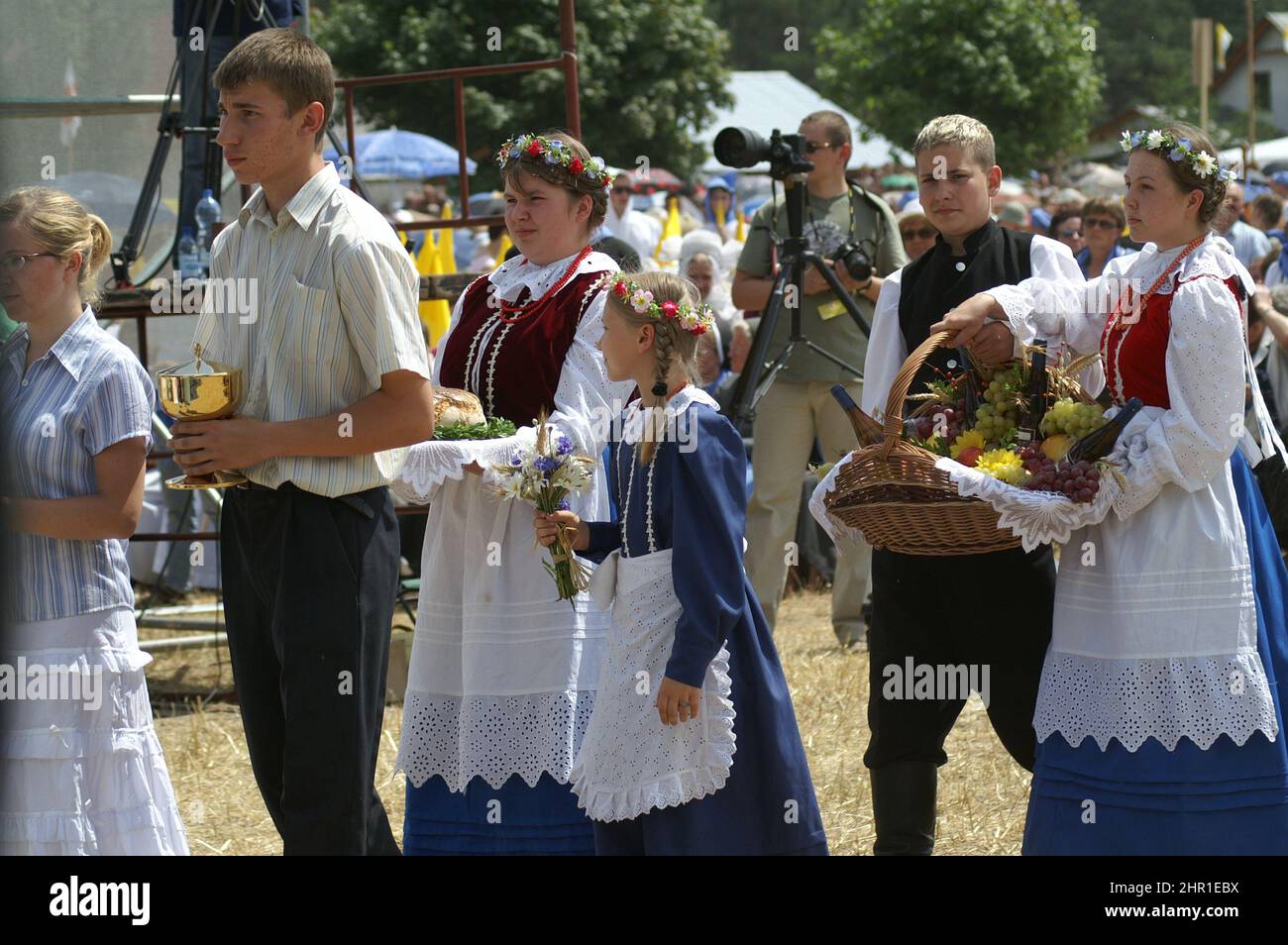 Wielesń Zaobrzański, Wielkopolska, Grande Pologne, Großpolen, Polen, Polska; les jeunes en costumes folkloriques portent les dons en procession à l'autel Banque D'Images