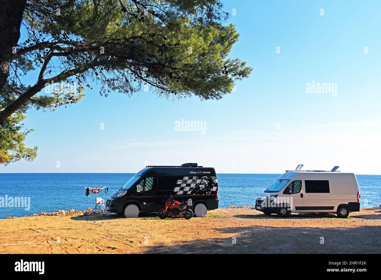 Camping voitures dans un autocamp à la mer, Croatie, Dalmatien, Hvar Banque D'Images