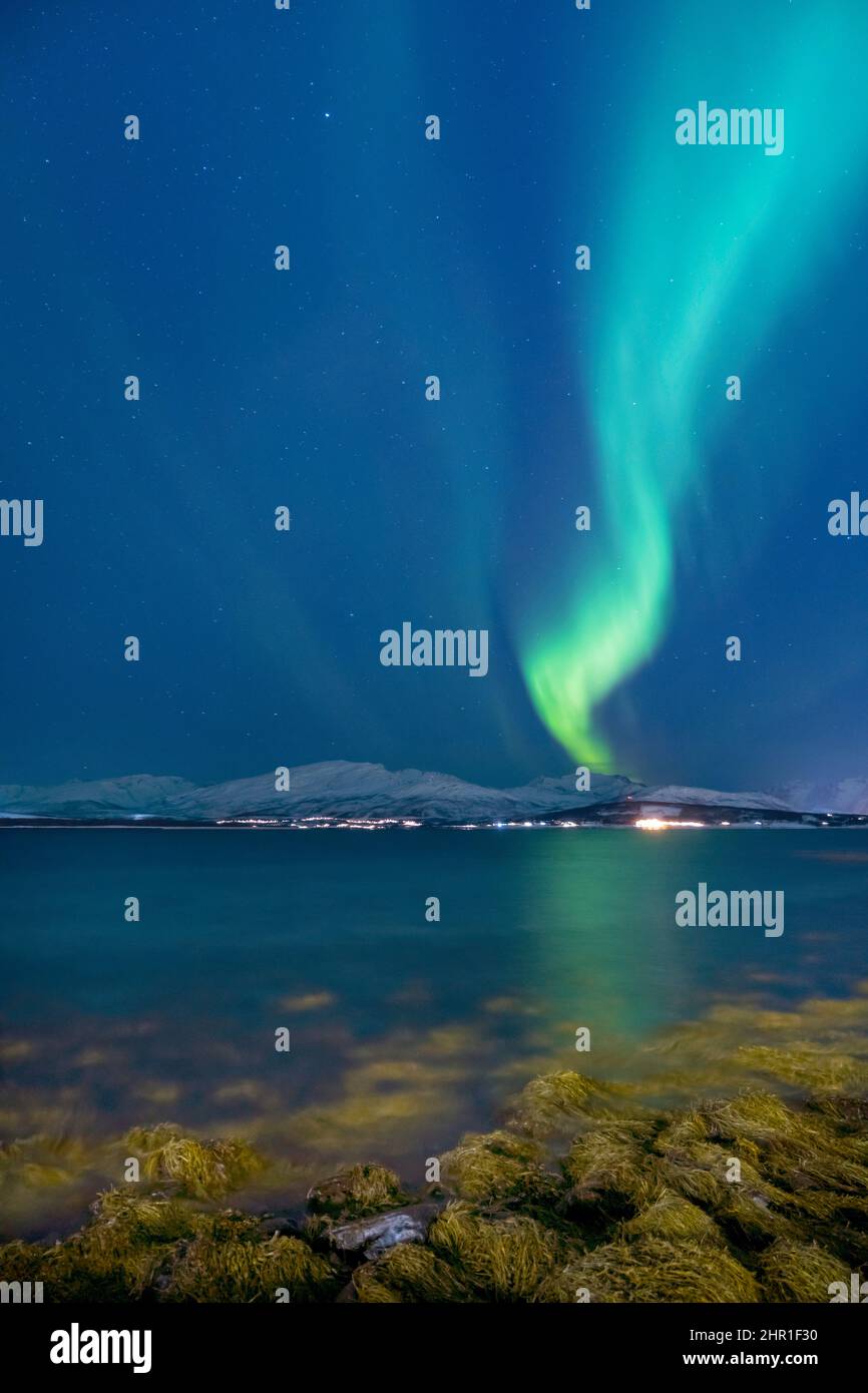 aurora sur Sandnessund en Norvège, Norvège, Troms, Tromsoe Banque D'Images