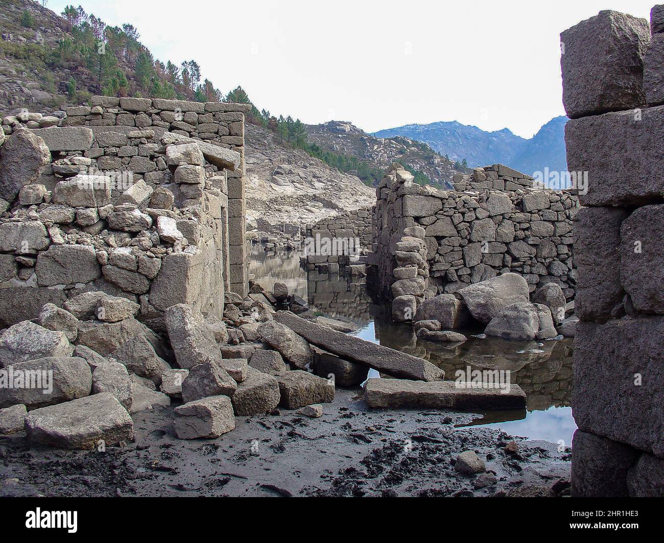 Vilarinho da Furna (Vilarinho das Furnas) était un ancien village, situé à Campo de Gerês, Terras de Bouro, en marge de la rivière Homem, en 1972, il a été volontairement submergé. Banque D'Images