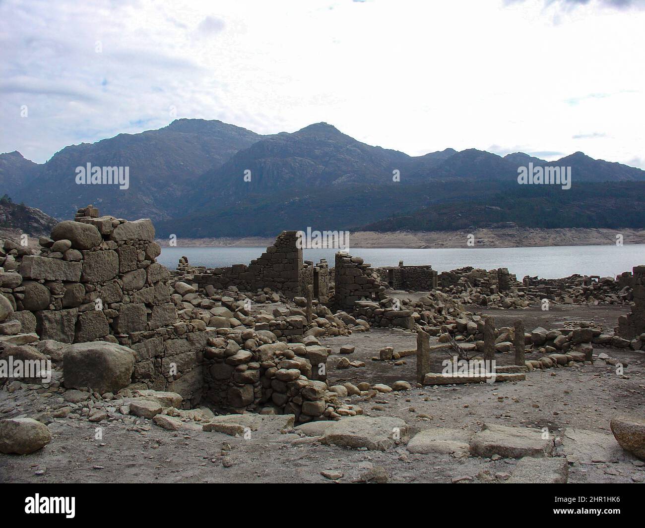 Vilarinho da Furna (Vilarinho das Furnas) était un ancien village, situé à Campo de Gerês, Terras de Bouro, en marge de la rivière Homem, en 1972, il a été volontairement submergé. Banque D'Images