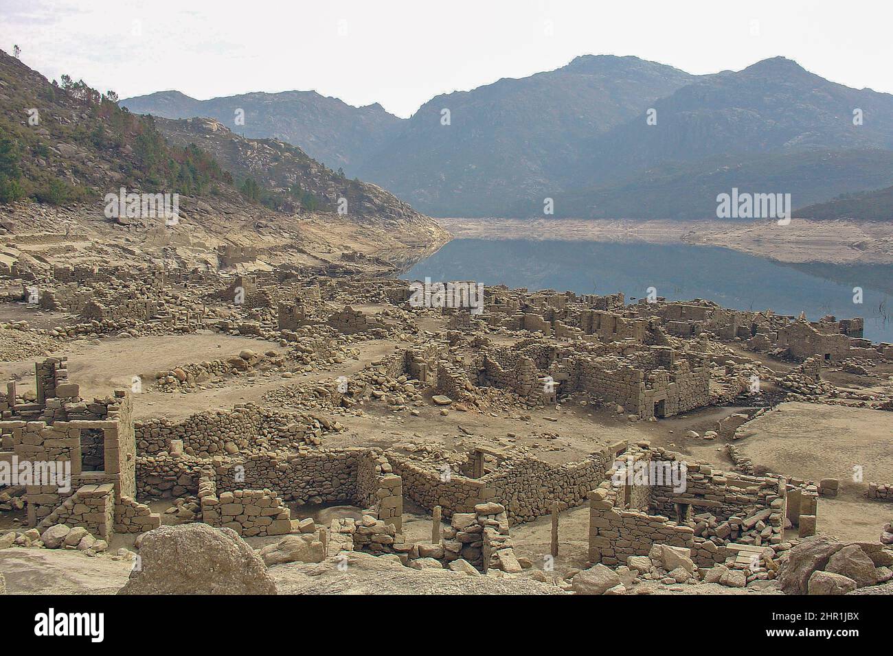 Vilarinho da Furna (Vilarinho das Furnas) était un ancien village, situé à Campo de Gerês, Terras de Bouro, en marge de la rivière Homem, en 1972, il a été volontairement submergé. Banque D'Images