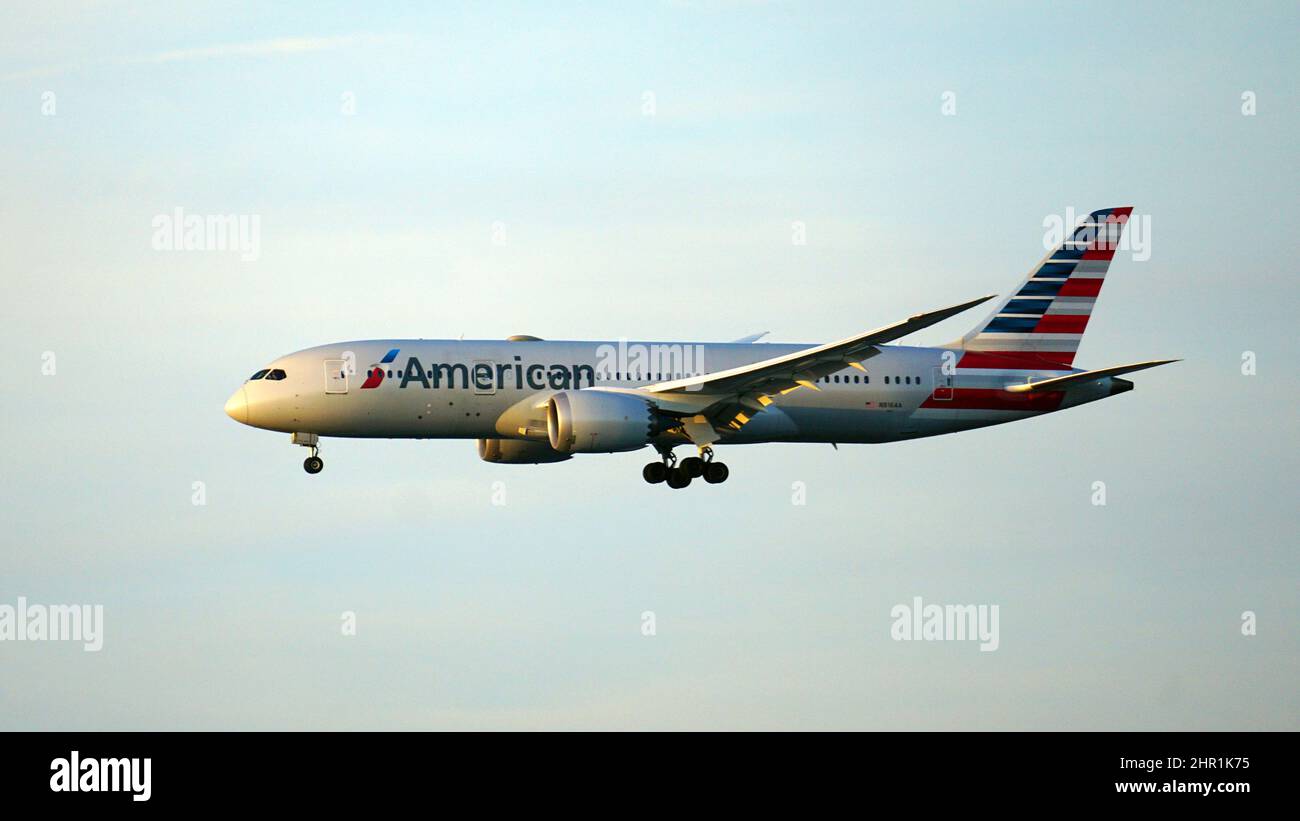 Le Boeing 787 Dreamliner d'American Airlines se prépare à l'atterrissage à l'aéroport international O'Hare de Chicago. Banque D'Images