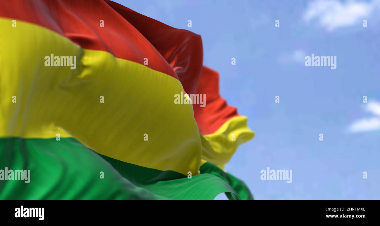 Détail du drapeau national de la Bolivie qui agite dans le vent par temps clair. La Bolivie est un pays enclavé situé dans le centre-ouest de l'Amérique du Sud. PA Banque D'Images