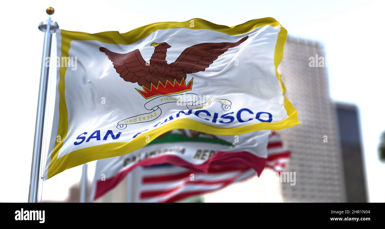 Le drapeau de la ville de San Francisco agité au vent, tandis que les drapeaux nationaux de l'État de Californie et des États-Unis sont flous en arrière-plan. Drapeau municipal de San Francisco Banque D'Images