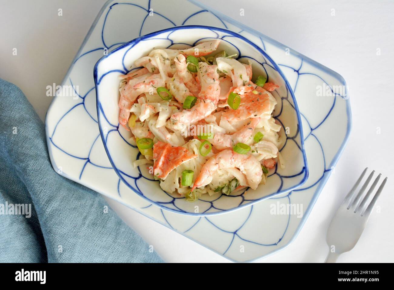 Plat de crabe frais et de crevettes salade de fruits de mer dans un joli bol bleu et blanc de format horizontal. Banque D'Images