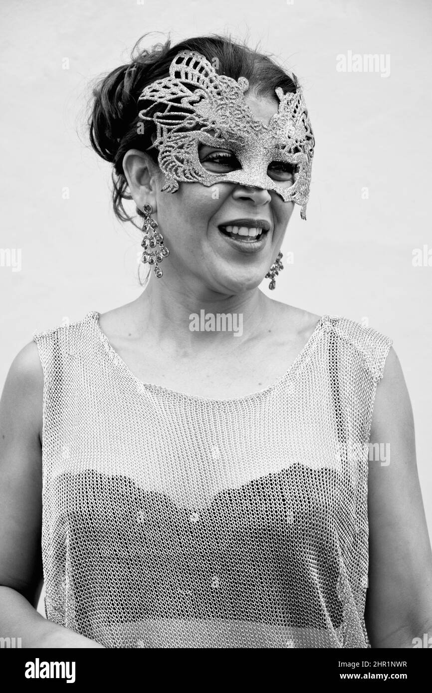 Portrait d'une femme portant un masque du carnaval de Venise sur fond clair. Salvador, Bahia, Brésil. Banque D'Images