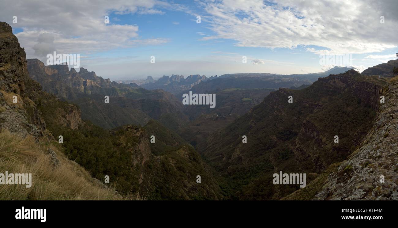 Vue panoramique sur le paysage du parc national des montagnes Simien dans les hauts plateaux du nord de l'Éthiopie. Banque D'Images