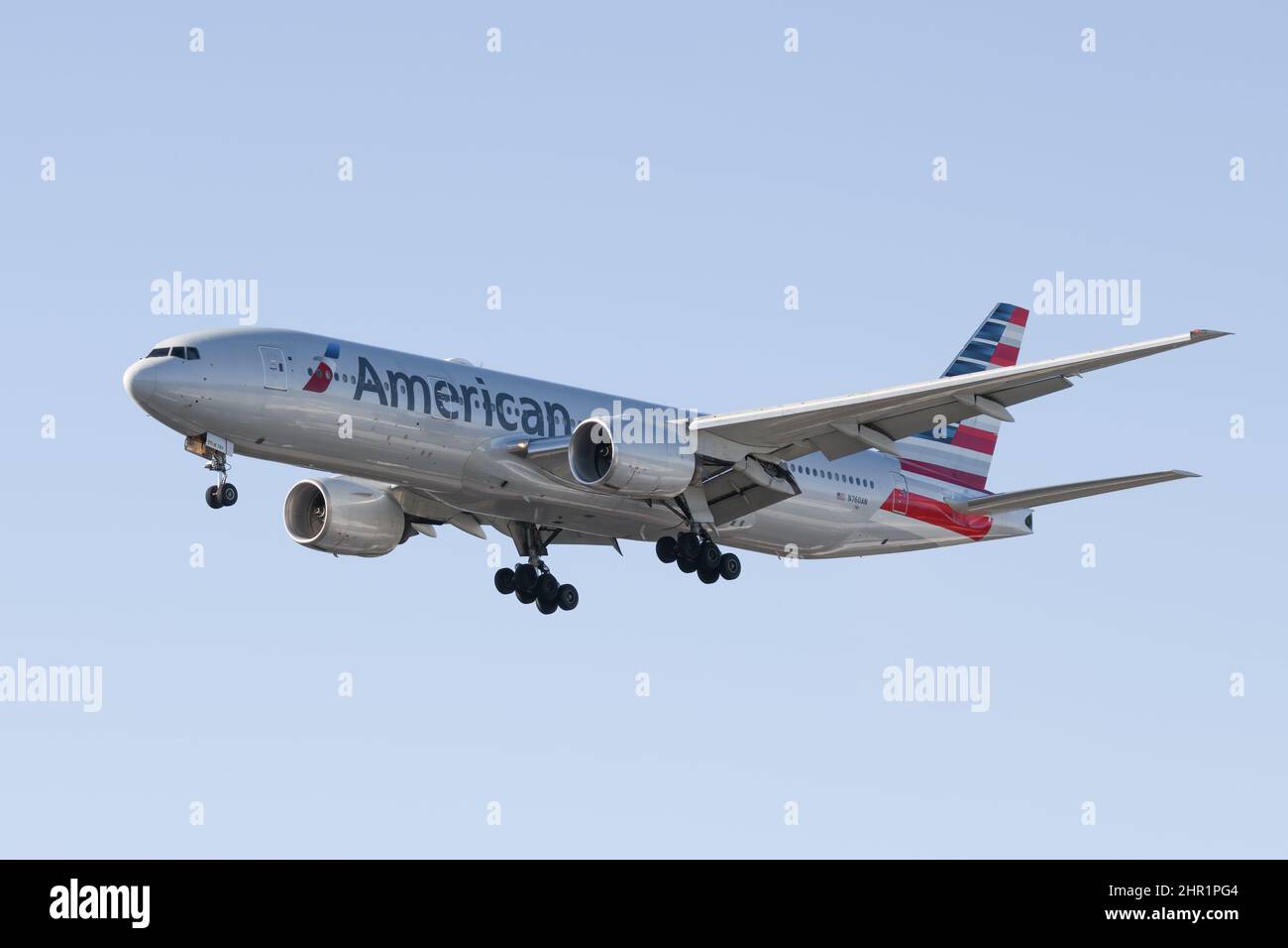 SeaTac, WA, États-Unis - 23 février 2022 ; American Airlines 777-200 débarquant avec des roues en vol de Londres Heathrow à Seattle Banque D'Images