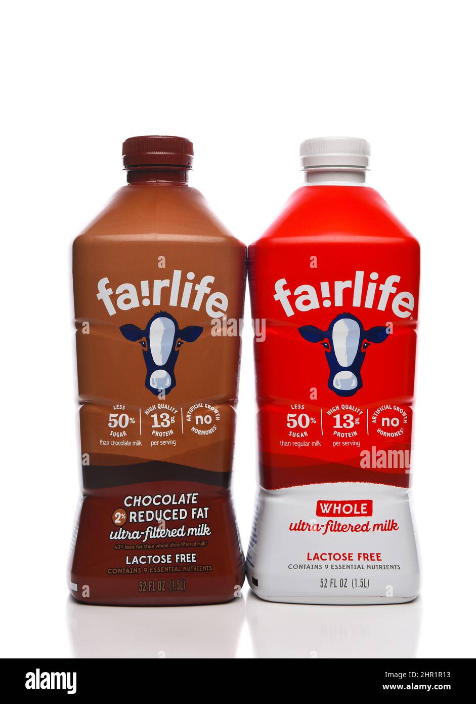 IRVINE, CALIFORNIE - 24 FÉVR. 2022 : deux bouteilles de lait Fairlife, entier et réduit au chocolat. Banque D'Images