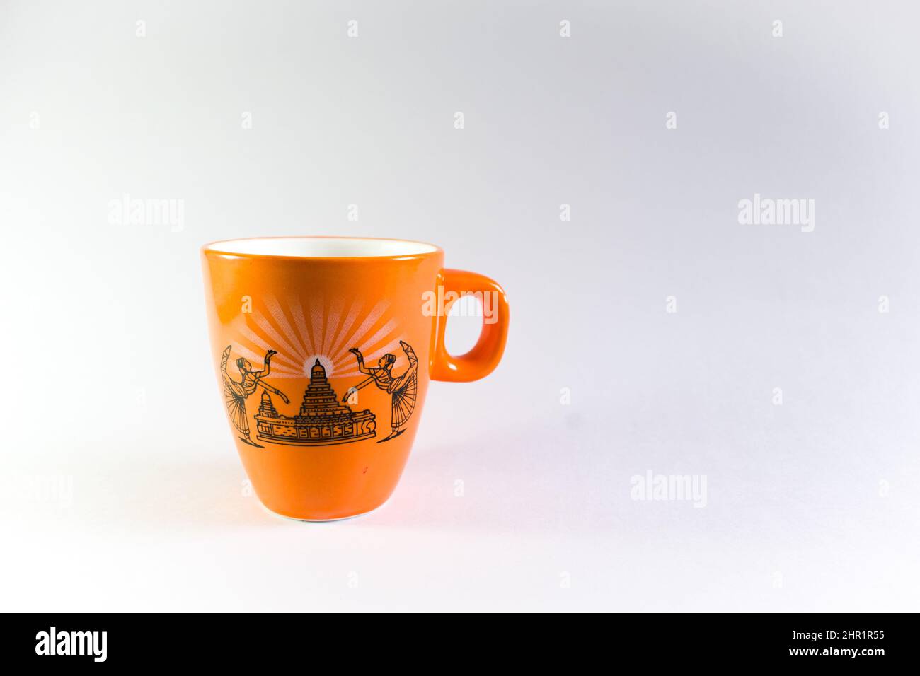 Une photo d'une tasse d'orange de Nescafé lever du soleil sur fond blanc Banque D'Images