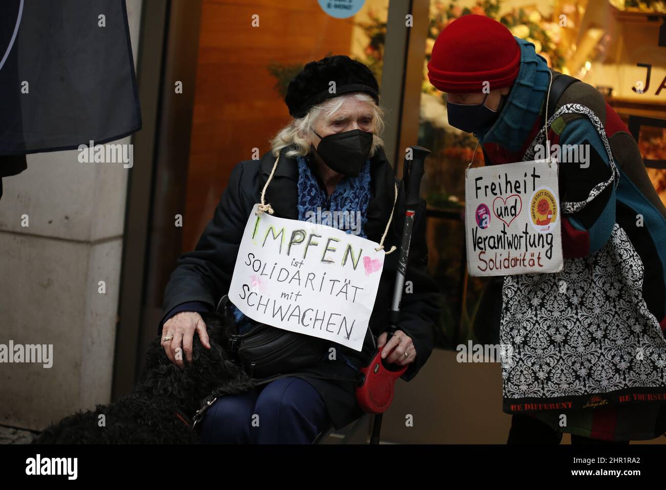 Berlin, Allemagne. 22nd févr. 2022. (2/22/2022) des manifestants contre la haine et les discours de haine dans la rue Schloßstrasse à Berlin-Steglitz. (Photo de Simone Kuhlmey/Pacific Press/Sipa USA) crédit: SIPA USA/Alay Live News Banque D'Images