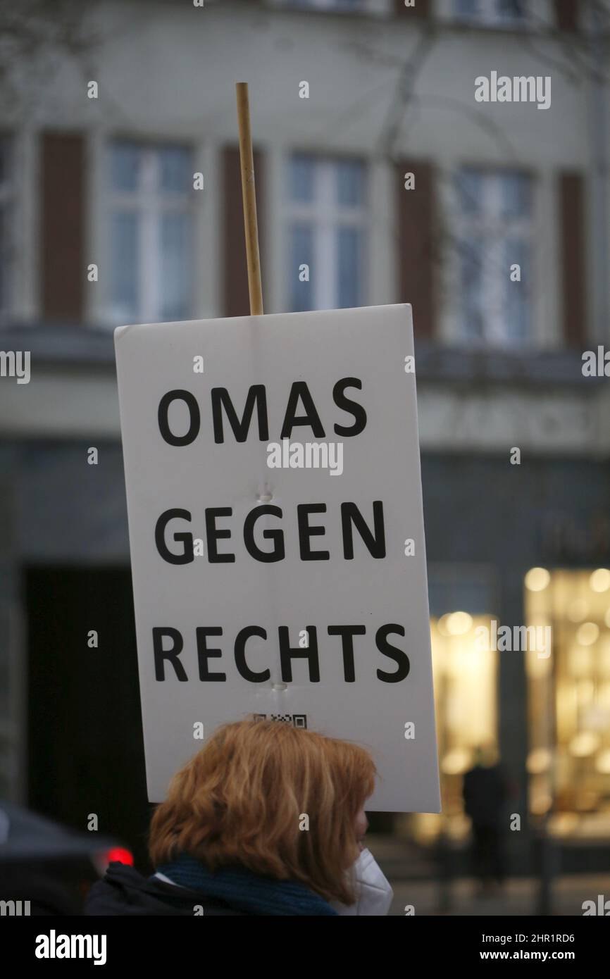 Berlin, Allemagne. 22nd févr. 2022. (2/22/2022) des manifestants contre la haine et les discours de haine dans la rue Schloßstrasse à Berlin-Steglitz. (Photo de Simone Kuhlmey/Pacific Press/Sipa USA) crédit: SIPA USA/Alay Live News Banque D'Images