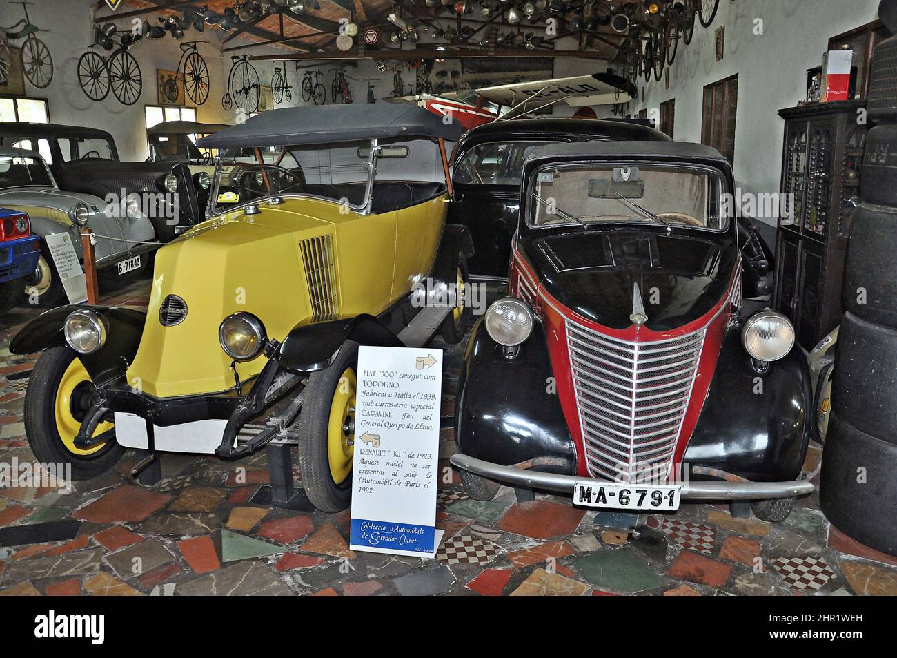 Renault KJ-1923 car et Fiat 500 Topolino-1939-Salvador Claret collection de voitures et motos à Sils, Barcelone, Catalogne, Espagne Banque D'Images