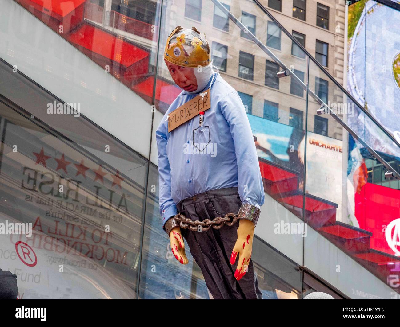 New York, New York, États-Unis. 24th févr. 2022. Des centaines de manifestants ont convergé sur Times Square pour protester contre l'invasion russe de l'Ukraine, en se préoccupant de l'action militaire de Poutine. La colère suscitée par l'invasion de la nation indépendante par Poutine et l'avenir incertain des parents et de la nation étaient manifestes sur les visages des manifestants et dans leur signalisation. Le message clair était qu'ils se sont pris à l'Ukraine alors qu'ils ont défilé au consulat de Russie dans le centre-ville. Ici, on a vu une éfigue de Poutine, le meurtrier. (Image de crédit : © Milo Hess/ZUMA Press Wire) Banque D'Images