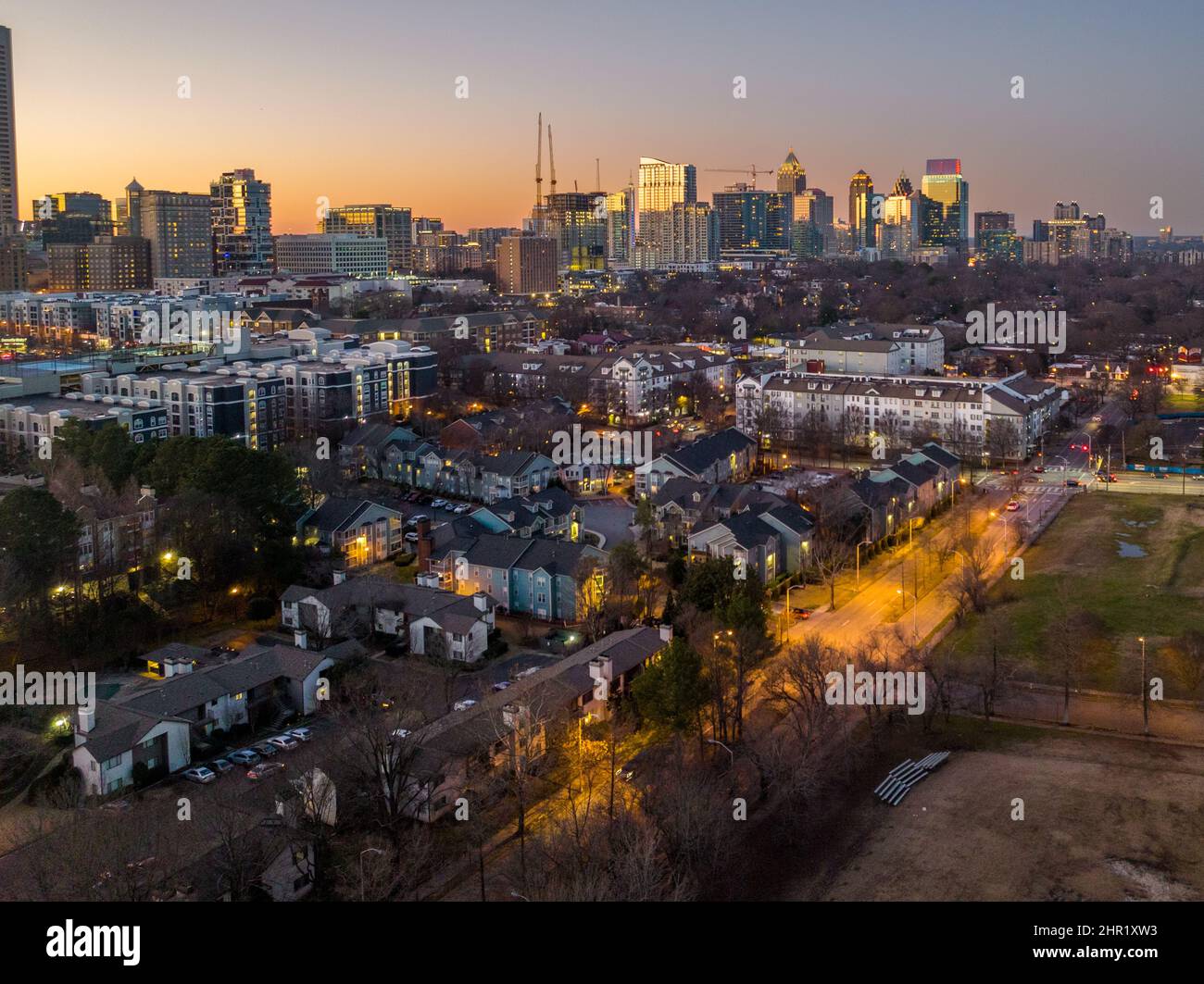 Une photo de la soirée d'hiver du quartier et de la ligne d'horizon d'Atlanta. Banque D'Images