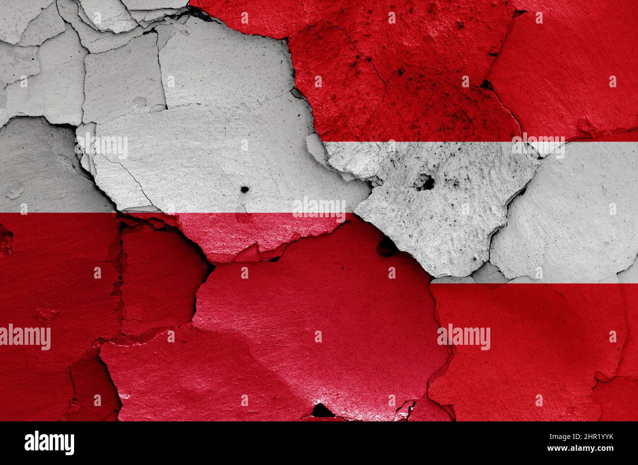 Drapeaux de Pologne et d'Autriche peints sur un mur fissuré Banque D'Images