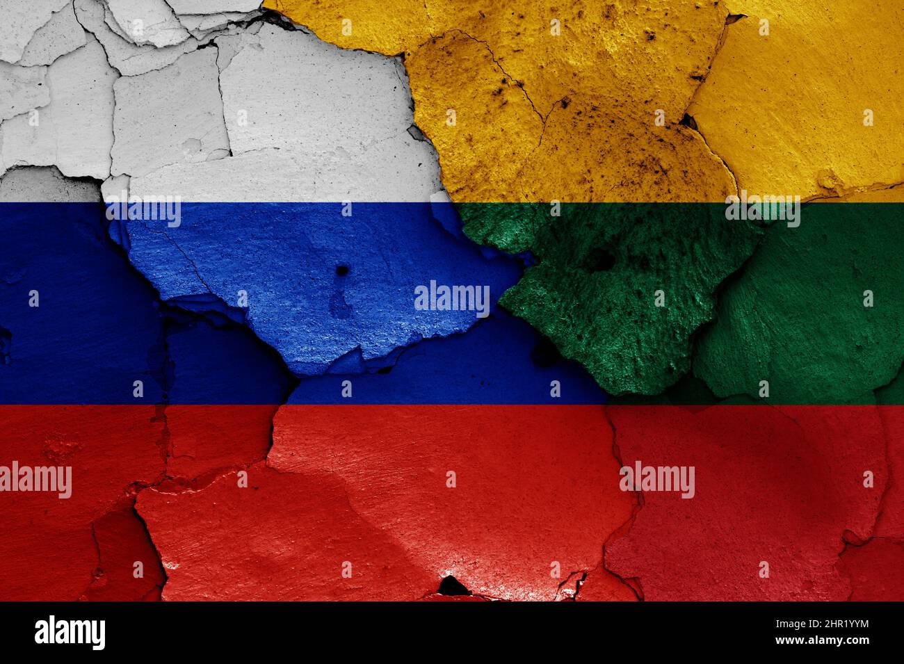 Drapeaux de la Russie et de la Lituanie peints sur un mur fissuré Banque D'Images
