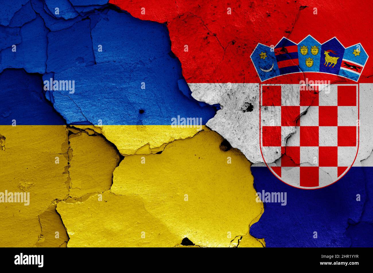 Drapeaux de l'Ukraine et de la Croatie peints sur le mur fissuré Banque D'Images